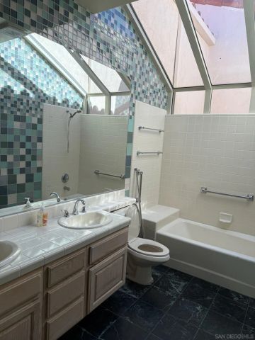 5574 Caminito Genio, La Jolla, CA 92037