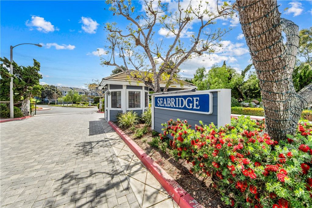 Image 2 of property listing at 8192 Sandcove Cir 106, Huntington Beach, CA 92646