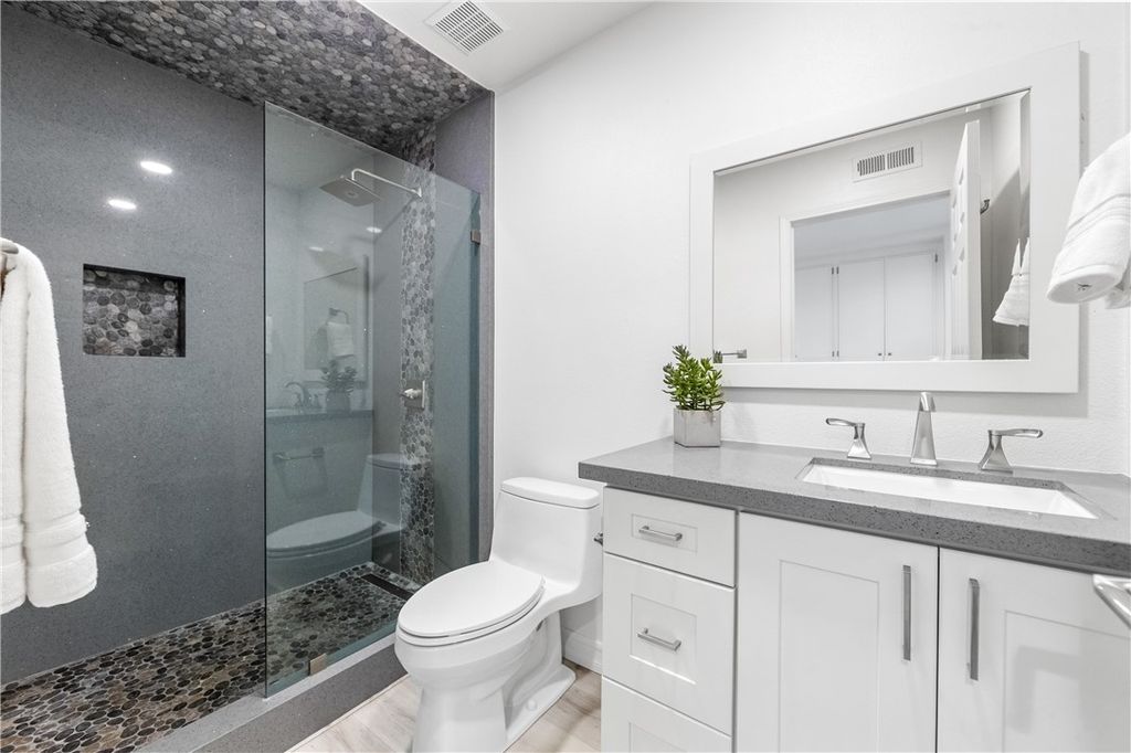 Image 28 of property listing at 8192 Sandcove Cir 106, Huntington Beach, CA 92646