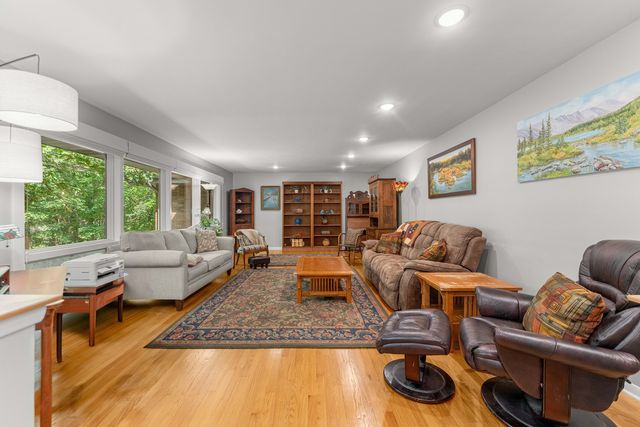 8711 W 123rd Street, Palos Park, IL 60464