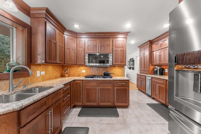 8711 W 123rd Street, Palos Park, IL 60464