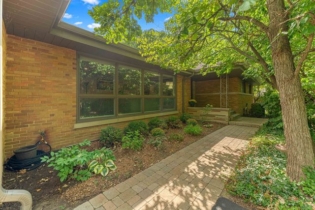 8711 W 123rd Street, Palos Park, IL 60464