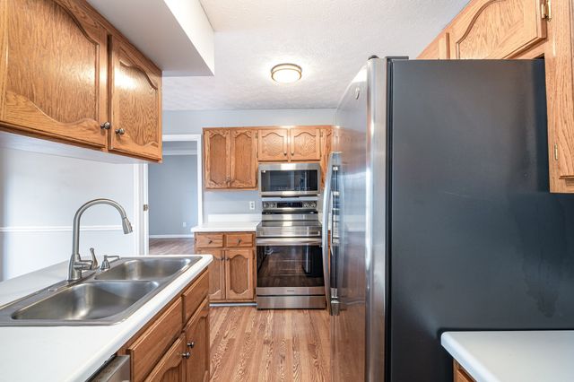 127 Oak Leaf Dr, Hendersonville, TN 37075