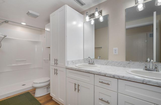4740 S Glenn Avenue, Springfield, MO 65810