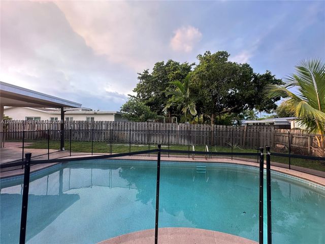2121 N 52nd Avenue, Hollywood, FL 33021