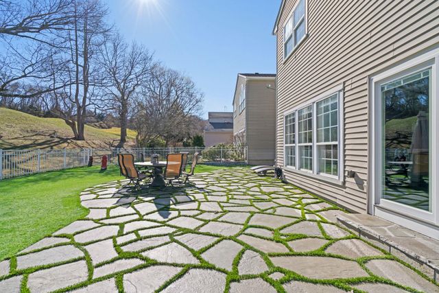 14 Hamlet Drive, Hauppauge, NY 11788
