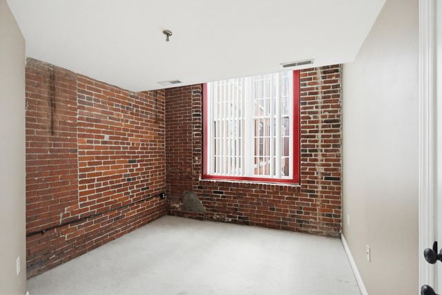 470 Silver St Apt 205, Manchester, NH 03103