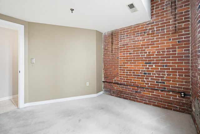 470 Silver St Apt 205, Manchester, NH 03103