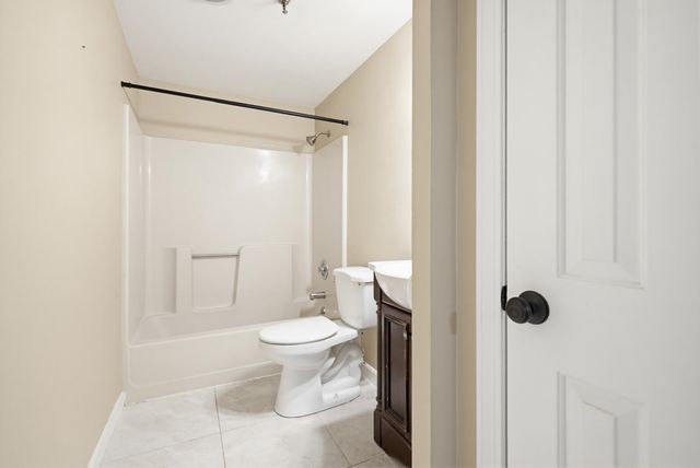 470 Silver St Apt 205, Manchester, NH 03103