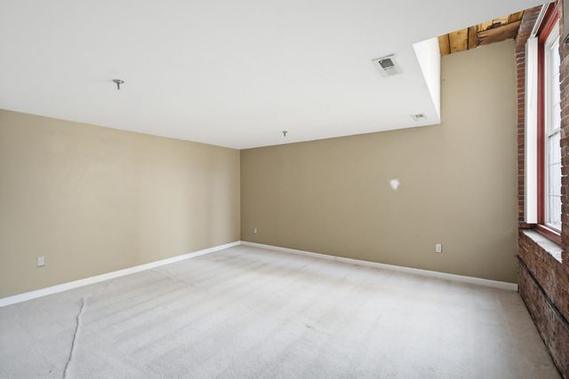 470 Silver St Apt 205, Manchester, NH 03103