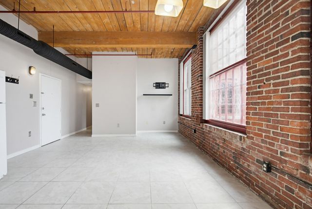 470 Silver St Apt 205, Manchester, NH 03103