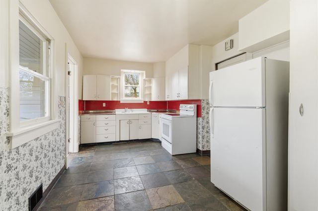1027 W Maxwell Ave, Spokane, WA 99201