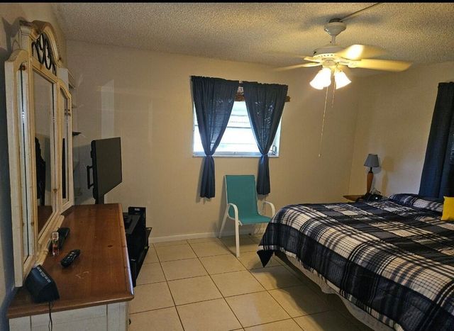 2581 N Garden 202 Drive N 202, Lake Worth, FL 33461