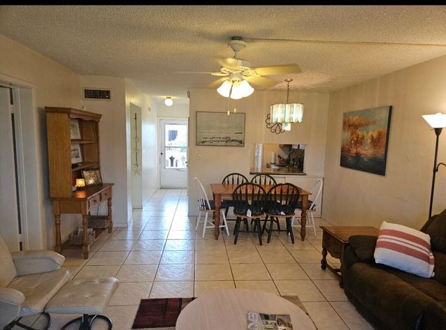 2581 N Garden 202 Drive N 202, Lake Worth, FL 33461