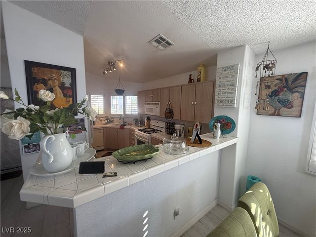 557 Yacht Harbor Drive, Las Vegas, NV 89145