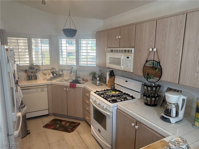 557 Yacht Harbor Drive, Las Vegas, NV 89145