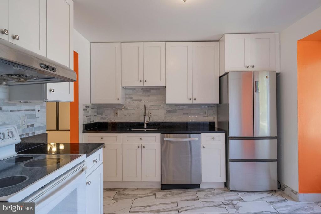 Image 2 of property listing at 9637 HORIZON RUN RD #2-H, Montgomery Village, MD 20886