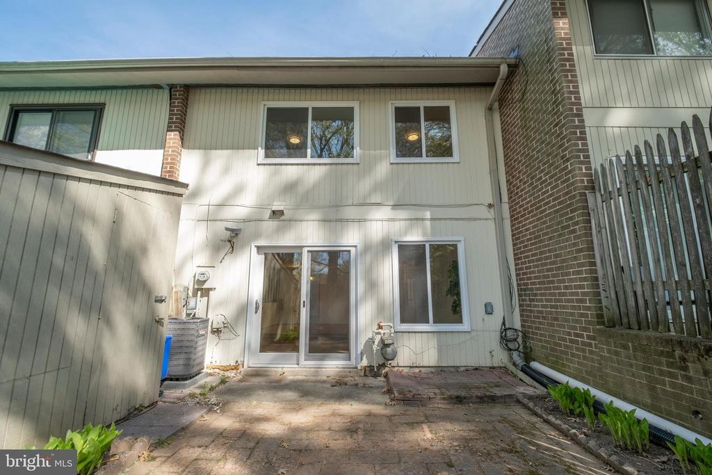 Image 28 of property listing at 9637 HORIZON RUN RD #2-H, Montgomery Village, MD 20886