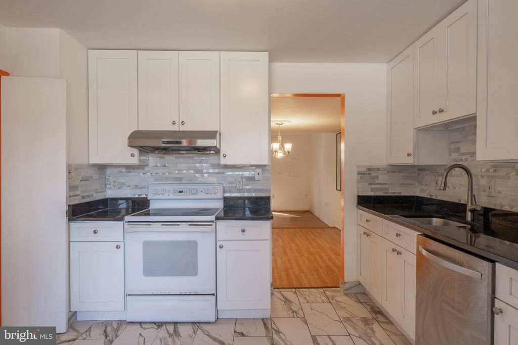 Image 4 of property listing at 9637 HORIZON RUN RD #2-H, Montgomery Village, MD 20886