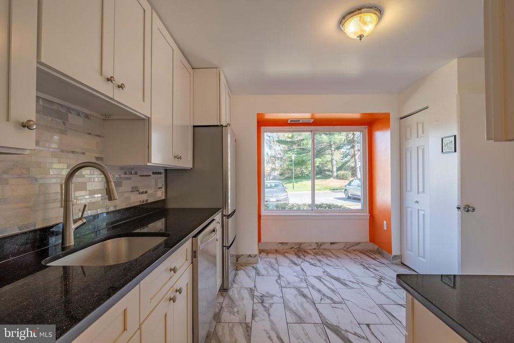 Image 5 of property listing at 9637 HORIZON RUN RD #2-H, Montgomery Village, MD 20886