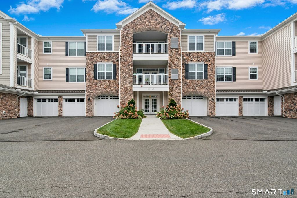 623 Brookside Court 623, Newtown, CT 06470
