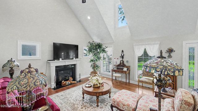 10114 Glen Rose Ct, Louisville, KY 40229