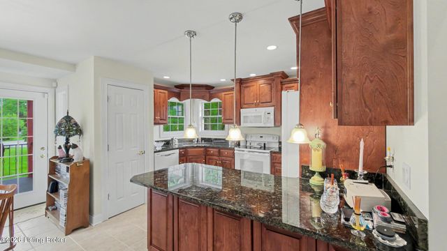 10114 Glen Rose Ct, Louisville, KY 40229