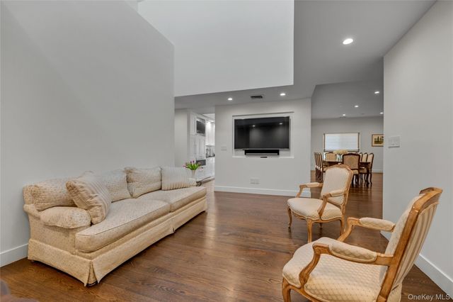 115 Eagles Crescent, Manhasset, NY 11030