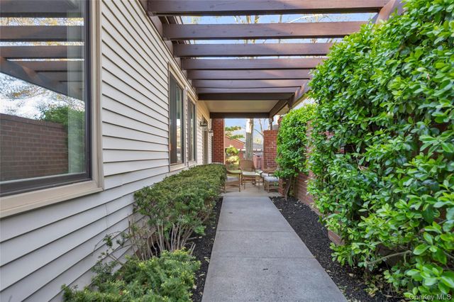 115 Eagles Crescent, Manhasset, NY 11030