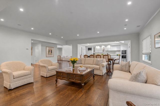 115 Eagles Crescent, Manhasset, NY 11030