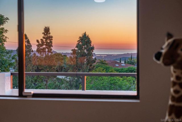 2524 Luciernaga St, Carlsbad, CA 92009