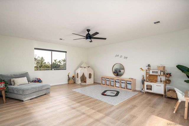 2524 Luciernaga St, Carlsbad, CA 92009