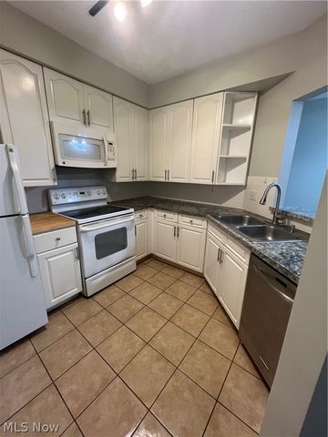 320 Village Pointe Drive 1, Akron, OH 44313