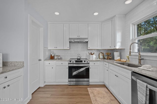 360 Fontanel Lake Drive, Burgaw, NC 28425