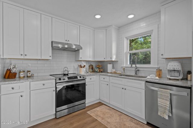 360 Fontanel Lake Drive, Burgaw, NC 28425