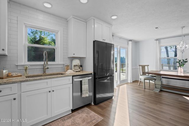 360 Fontanel Lake Drive, Burgaw, NC 28425