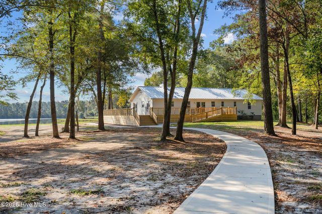 360 Fontanel Lake Drive, Burgaw, NC 28425