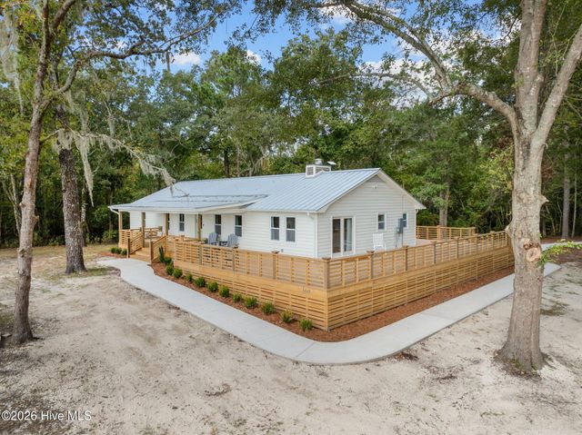 360 Fontanel Lake Drive, Burgaw, NC 28425