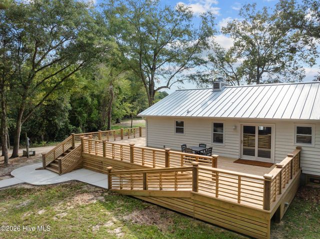 360 Fontanel Lake Drive, Burgaw, NC 28425