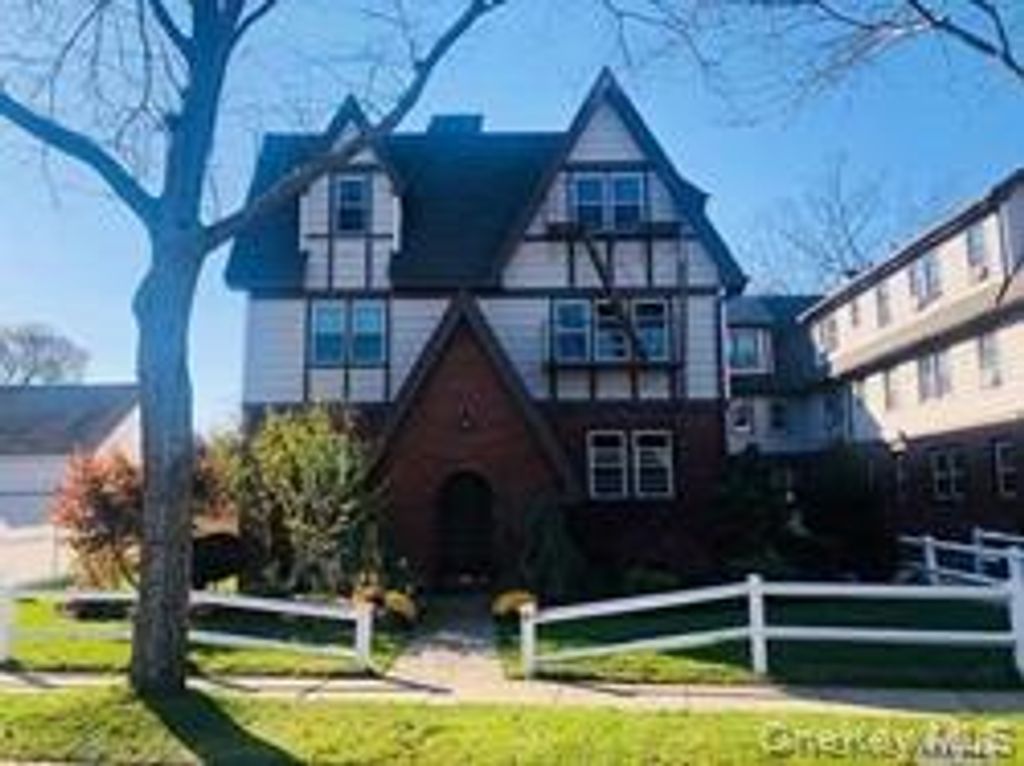 50 The Crescent D4, Babylon, NY 11702