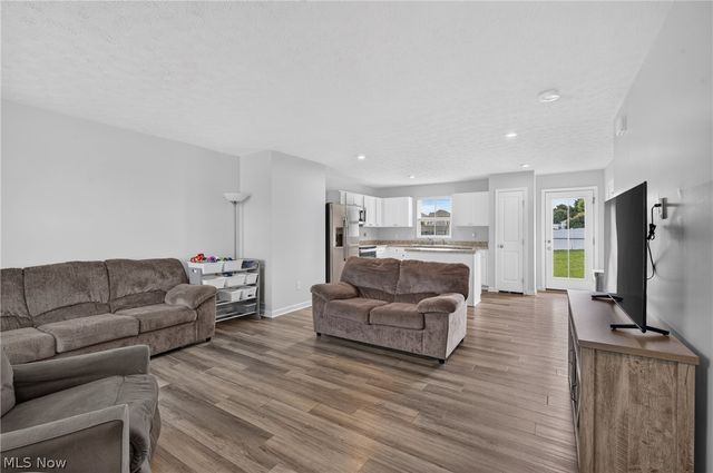 2614 Bishop Oval, Barberton, OH 44203