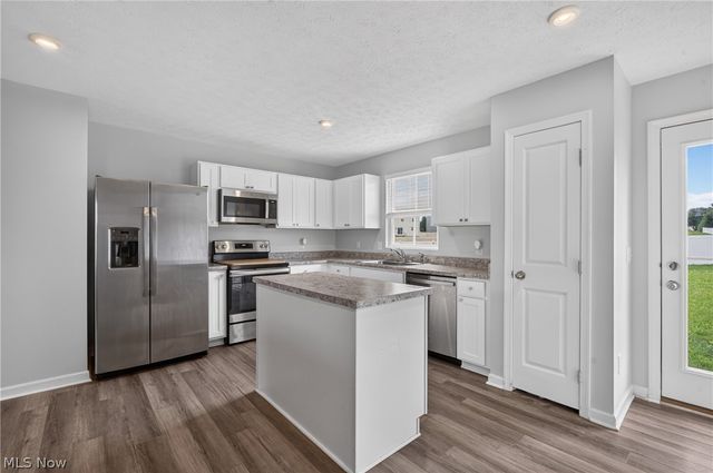 2614 Bishop Oval, Barberton, OH 44203