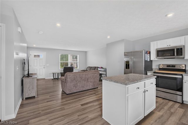 2614 Bishop Oval, Barberton, OH 44203