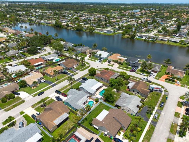 11660 NW 38th Pl, Sunrise, FL 33323