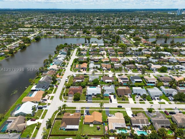 11660 NW 38th Pl, Sunrise, FL 33323