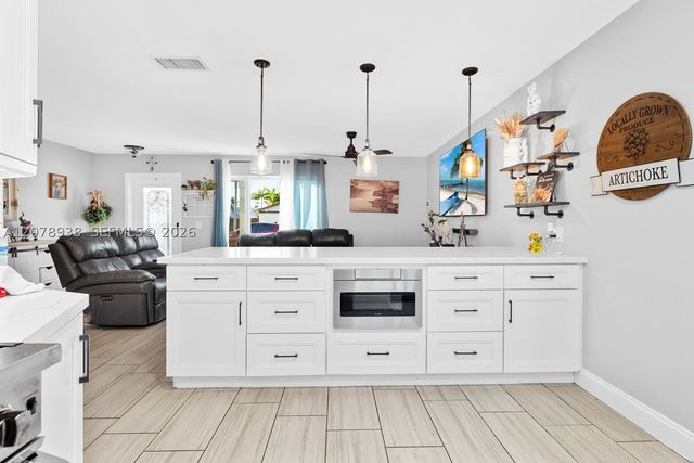 11660 NW 38th Pl, Sunrise, FL 33323