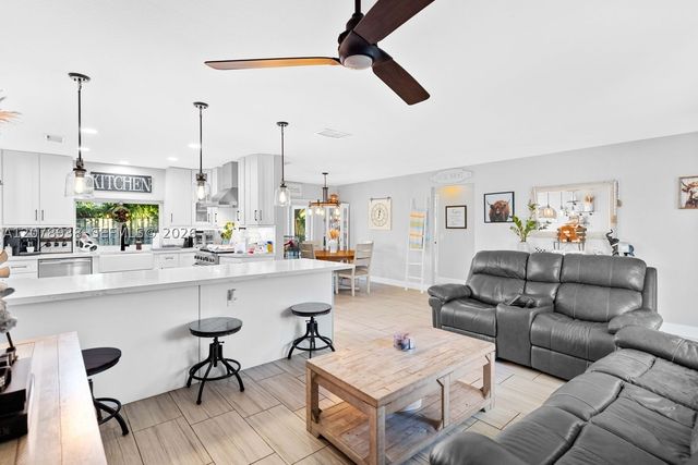 11660 NW 38th Pl, Sunrise, FL 33323