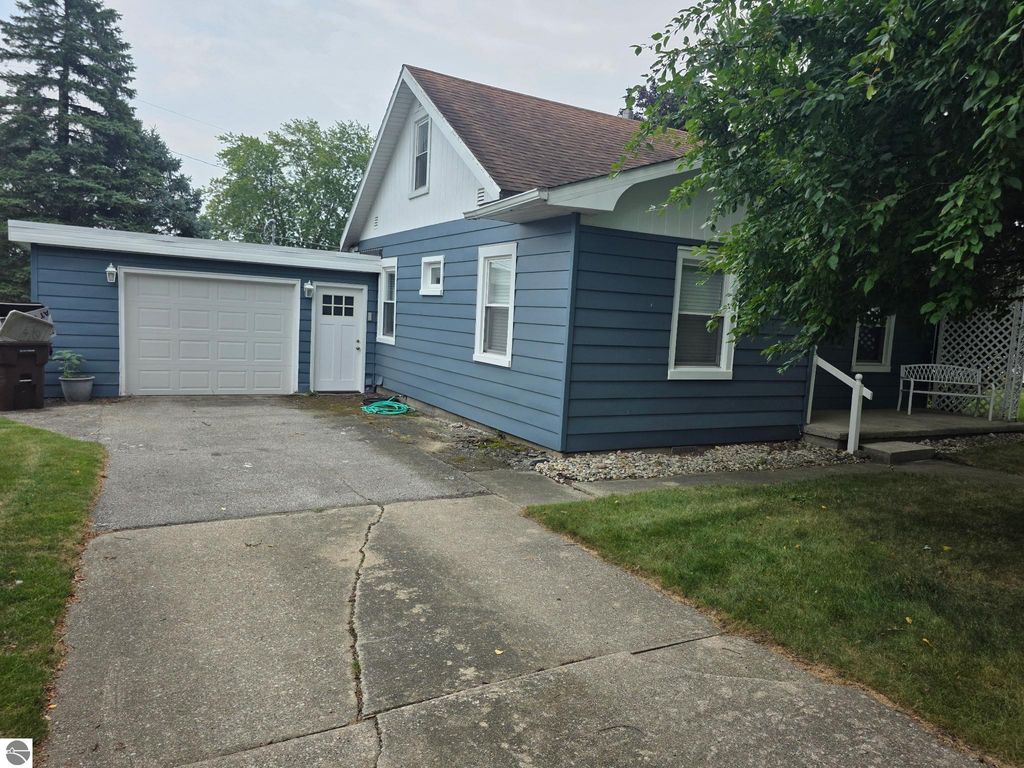 Image 1 of property listing at 118 Davis Street, St Louis, MI 48880