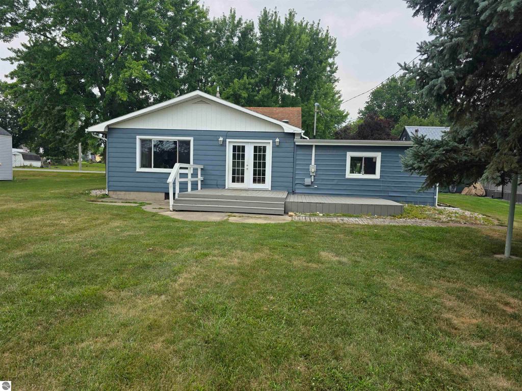 Image 2 of property listing at 118 Davis Street, St Louis, MI 48880