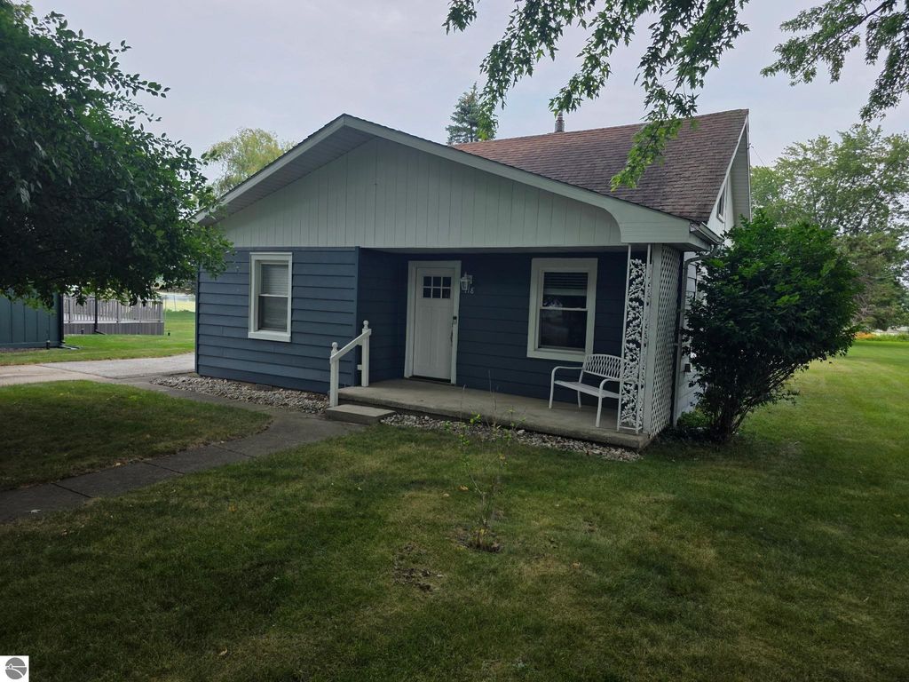 Image 3 of property listing at 118 Davis Street, St Louis, MI 48880